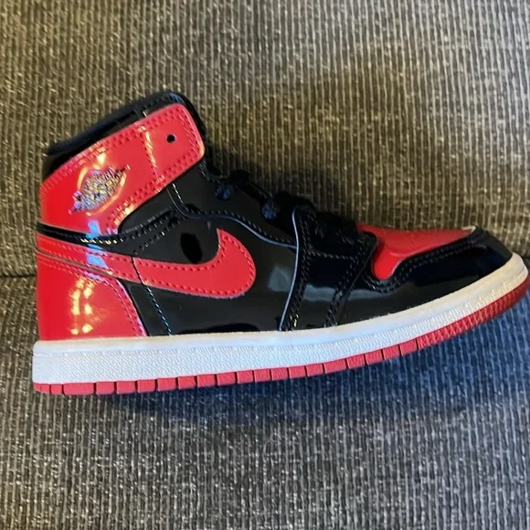 Nike Jordan1 Retro High OG black/ varsity red / white sneakers 10C pre owned